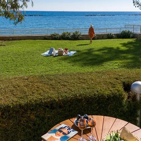 Апартаменты Melon Boutique Seafront Лимасол